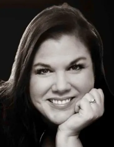 Black and white portrait of Lisa Ponson - White woman with dark hair