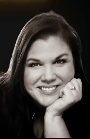 Black and white portrait of Lisa Ponson - White woman with dark hair