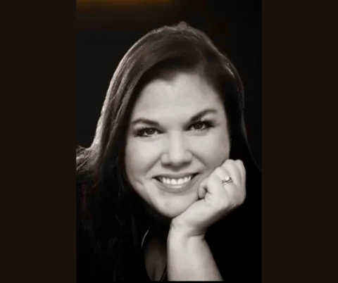 Black and white portrait of Lisa Ponson - White woman with dark hair